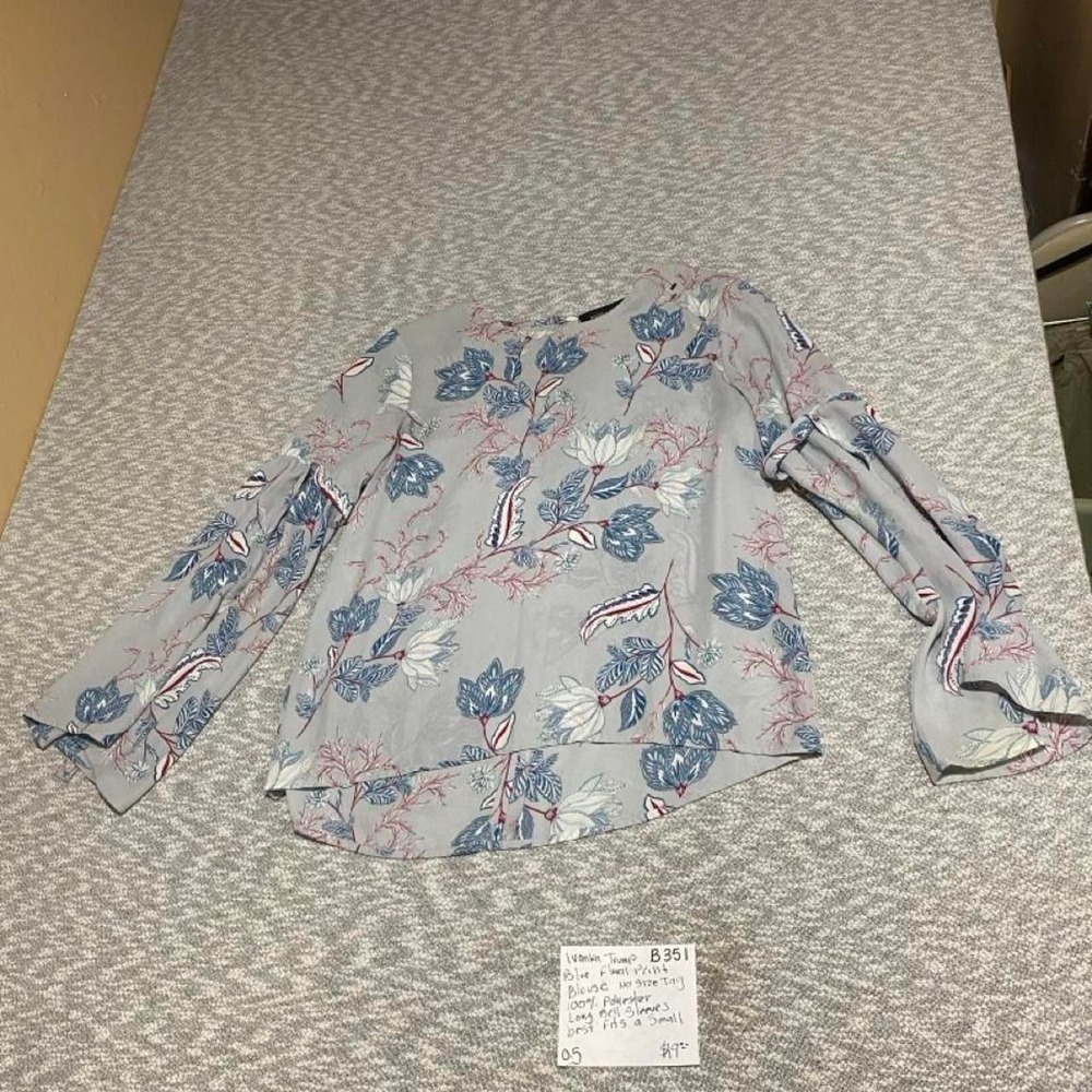 Ivanka Trump blue floral print blouse/bell sleeves best fit à small. SKU-B351